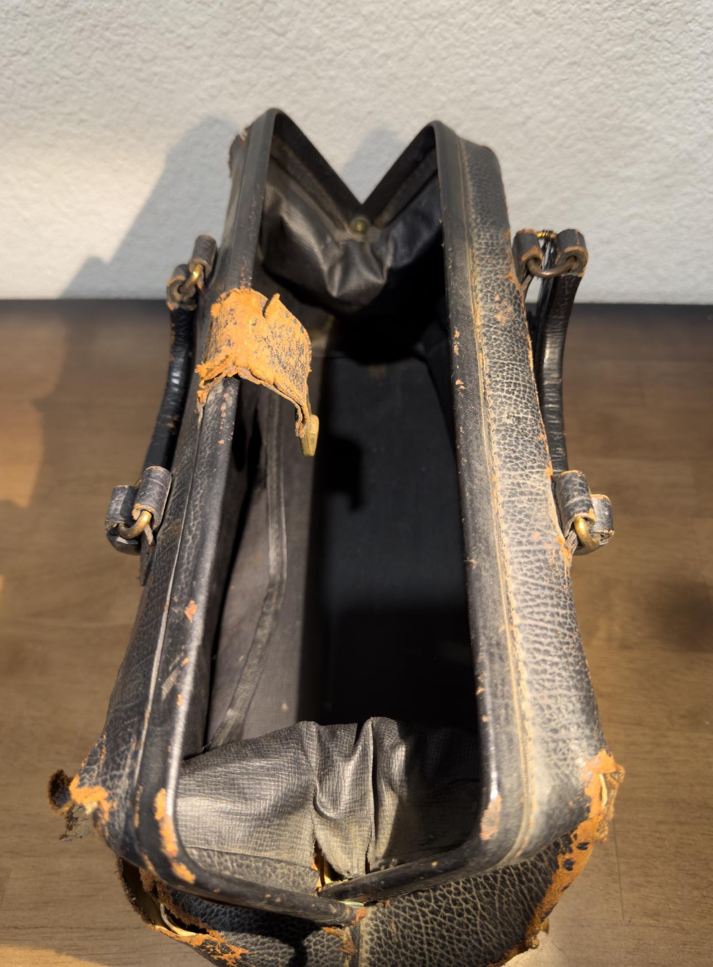 True Vintage Leather Dr. Bag from the early 1900's